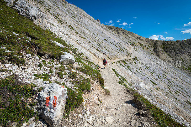 从Malga Langalm Hut到Auronzo Hut在Tre Cime di Lavaredo国家公园在Dolomites，欧洲阿尔卑斯山，意大利